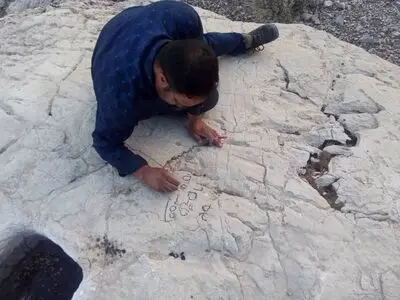 کشف پنج کتیبه سنگ گور پهلوی مربوط به بهدینان زرتشتی در دامنه کوهستان نقش رستم
