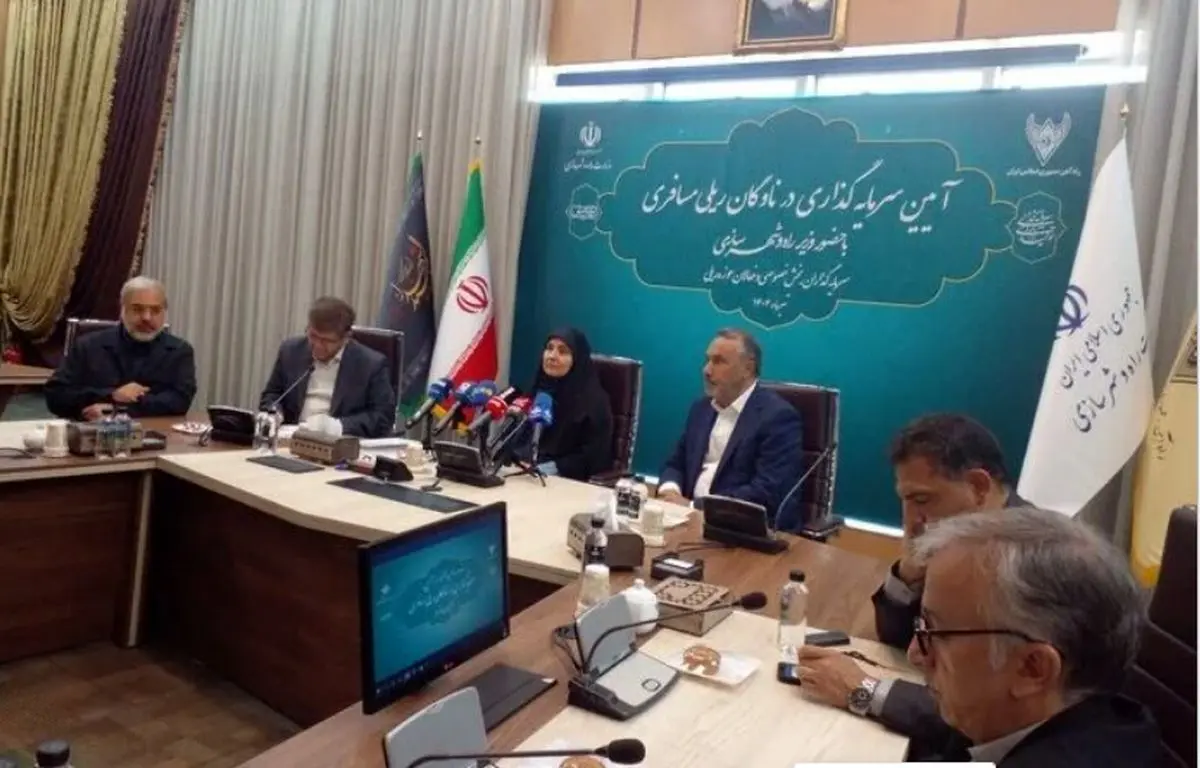 إيران توقع عقدا استثماريا بقيمة 8.8 تريليون تومان لتحديث أسطول نقل الركاب بالسكك الحديدية