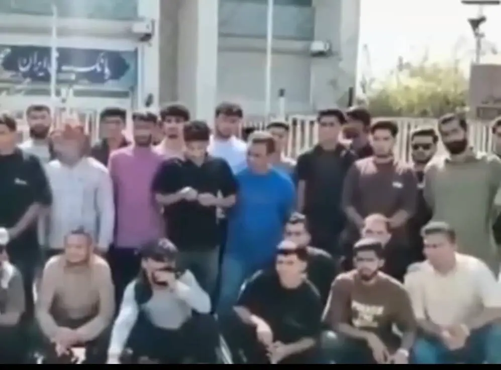 ادامه تجمع جوانان جویای کار شهر حُر مقابل کشت و صنعت هفت تپه