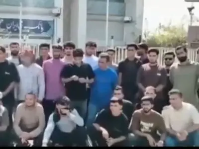 ادامه تجمع جوانان جویای کار شهر حُر مقابل کشت و صنعت هفت تپه