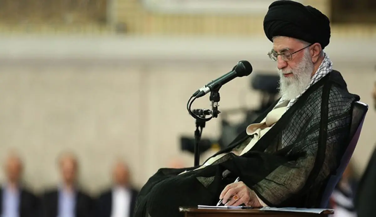 قائد الثورة یبعث نداء إلی آیة الله السیستانی 