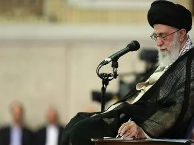 قائد الثورة یبعث نداء إلی آیة الله السیستانی 