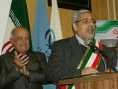 اهداء بازوبند پهلوانی به استاندار آذربایجان‌غربی 