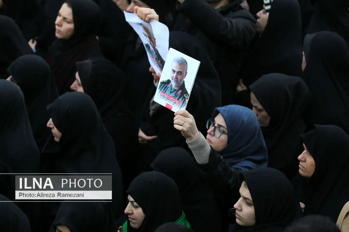 پیکر سردار سلیمانی در شهر تهران روی دستان مردم حرکت می‌کند