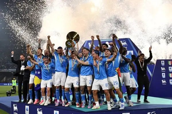 ویدیو: لحظه بالا بردن جام توسط بازیکنان ناپولی