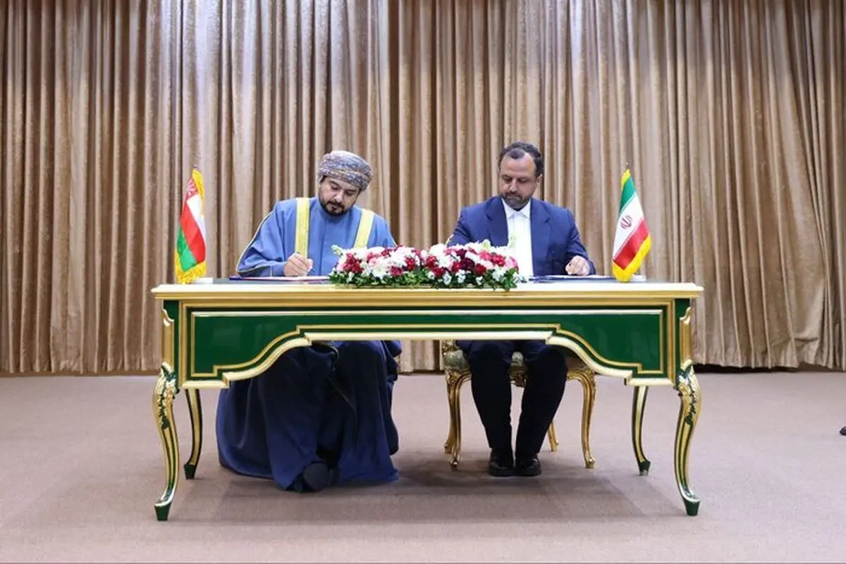 طهران ومسقط توقعان 4 وثائق للتعاون الثنائی