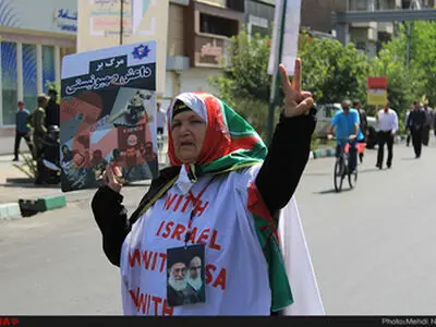 راه‌پیمایان از فرهنگسرای قدس در میدان انقلاب استقبال کردند
