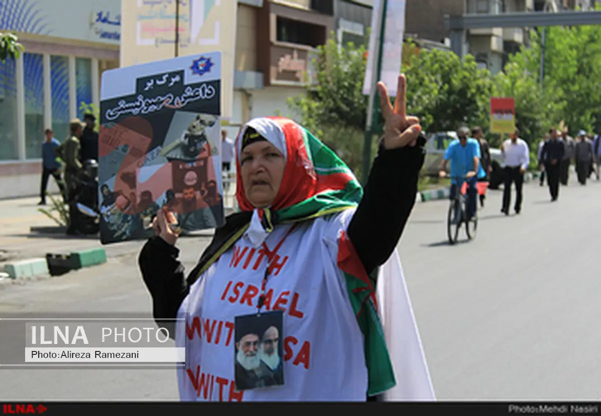 راه‌پیمایان از فرهنگسرای قدس در میدان انقلاب استقبال کردند