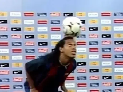 ویدئو نوستالوژی : مراسم معارفه رونالدینیو در باشگاه بارسلونا 