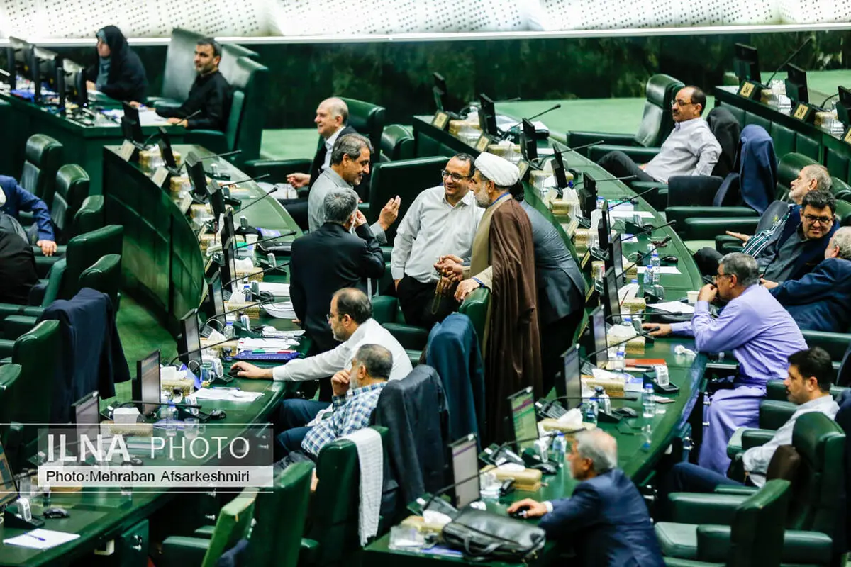 روزنامه اصولگرا: مجلس نشان داد در طرح " نفوذ " دنبال خاموش کردن صدای نخبگان است