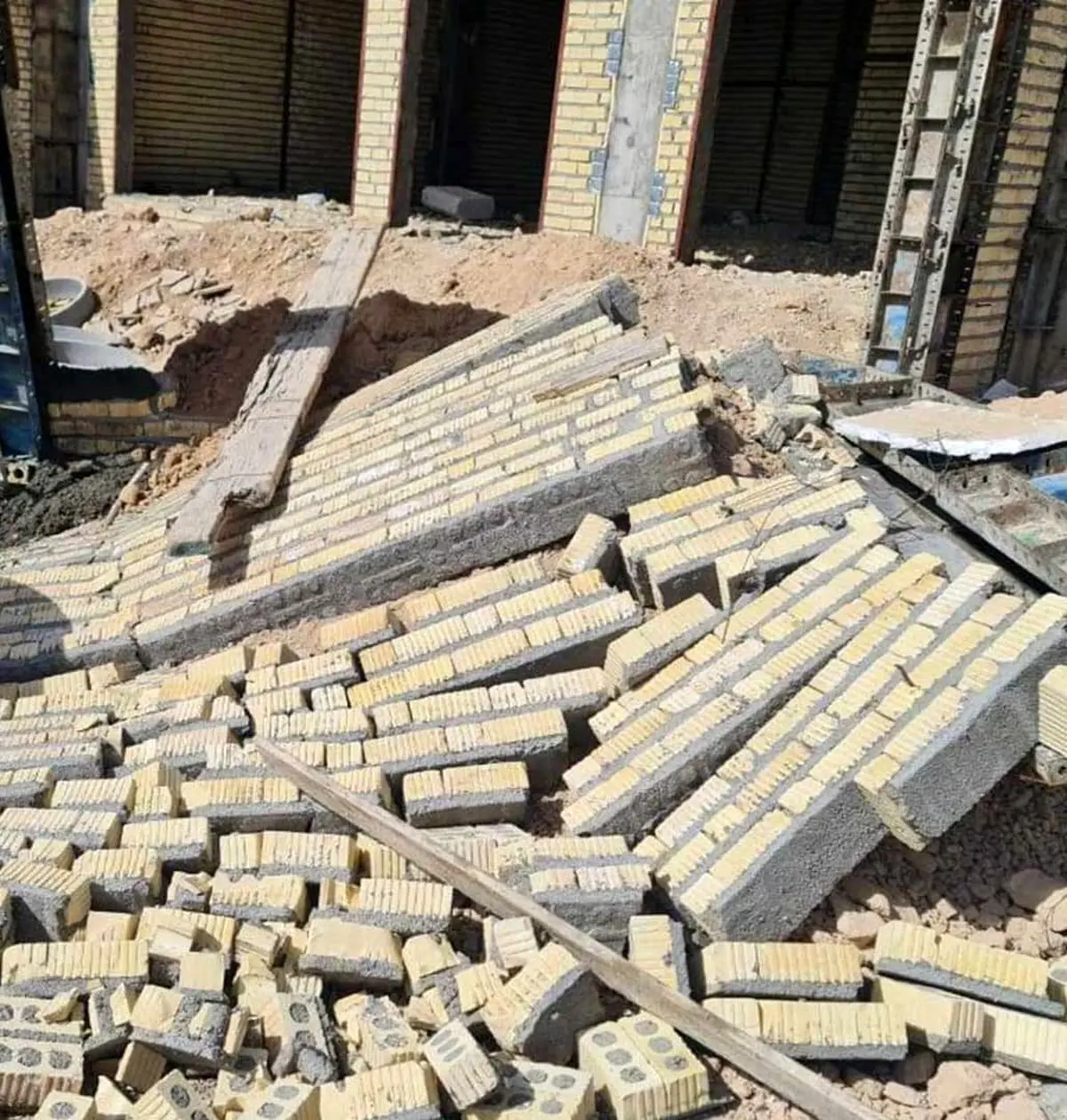 جزئیات مرگ کارگر ۵۵ ساله در گراش استان فارس/ یک کارگر دیگر مجروح شد 