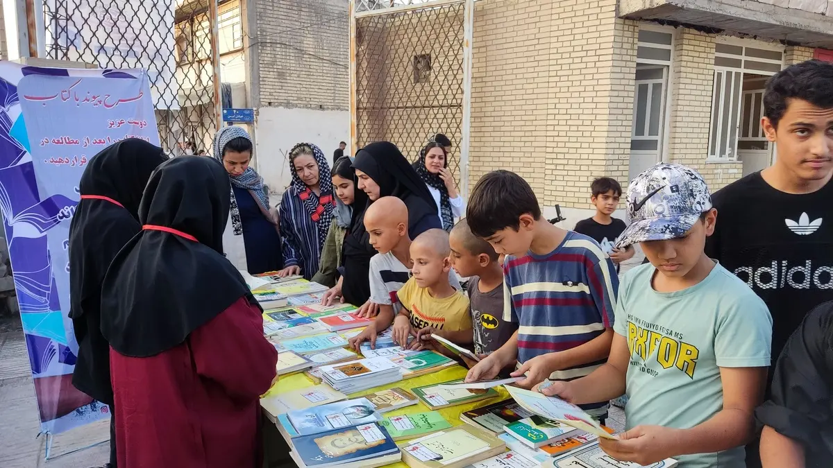 ۱۰۰۰ جلد کتاب در محله مهدی آباد(کتس بس) رایگان توزیع شد