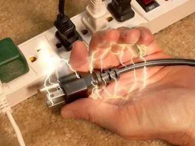 چگونه از برق گرفتگی در محیط کار و خانه در امان بمانیم