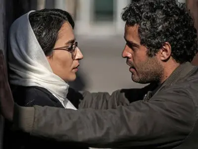 اهدای تندیس یادبود مددکاران اجتماعی ایران به کارگردان «مجبوریم»
