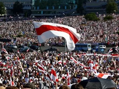 Protesters pack Belarus capital, Russia says military help available