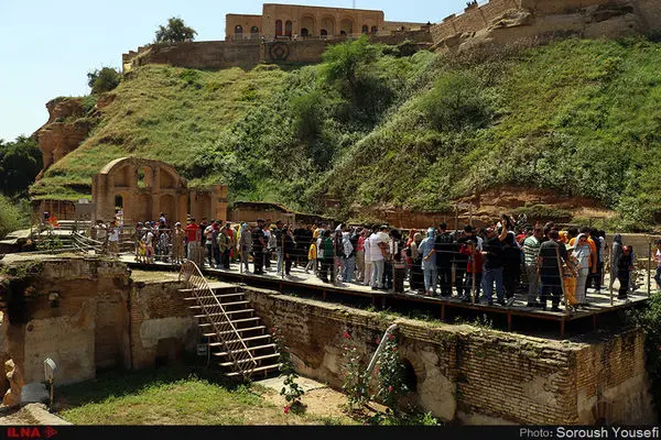 بازدید مهمانان نوروزی از جاذبه‌های گردشگری شوشتر به روایت تصویر