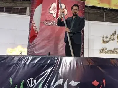 اهتزاز پرچم مقدس ایران توسط مجریان شبکه تهران در میدان ولی‌عصر (عج)