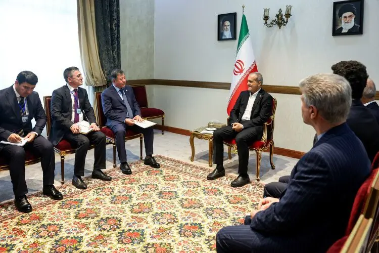 الرئيس الإيراني يقترح استحداث عملة إقليمية موحدة