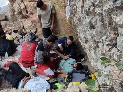 ۵ دره نورد در تنگ زندان منطقه سبزه کوه چهارمحال و بختیاری نجات یافتند