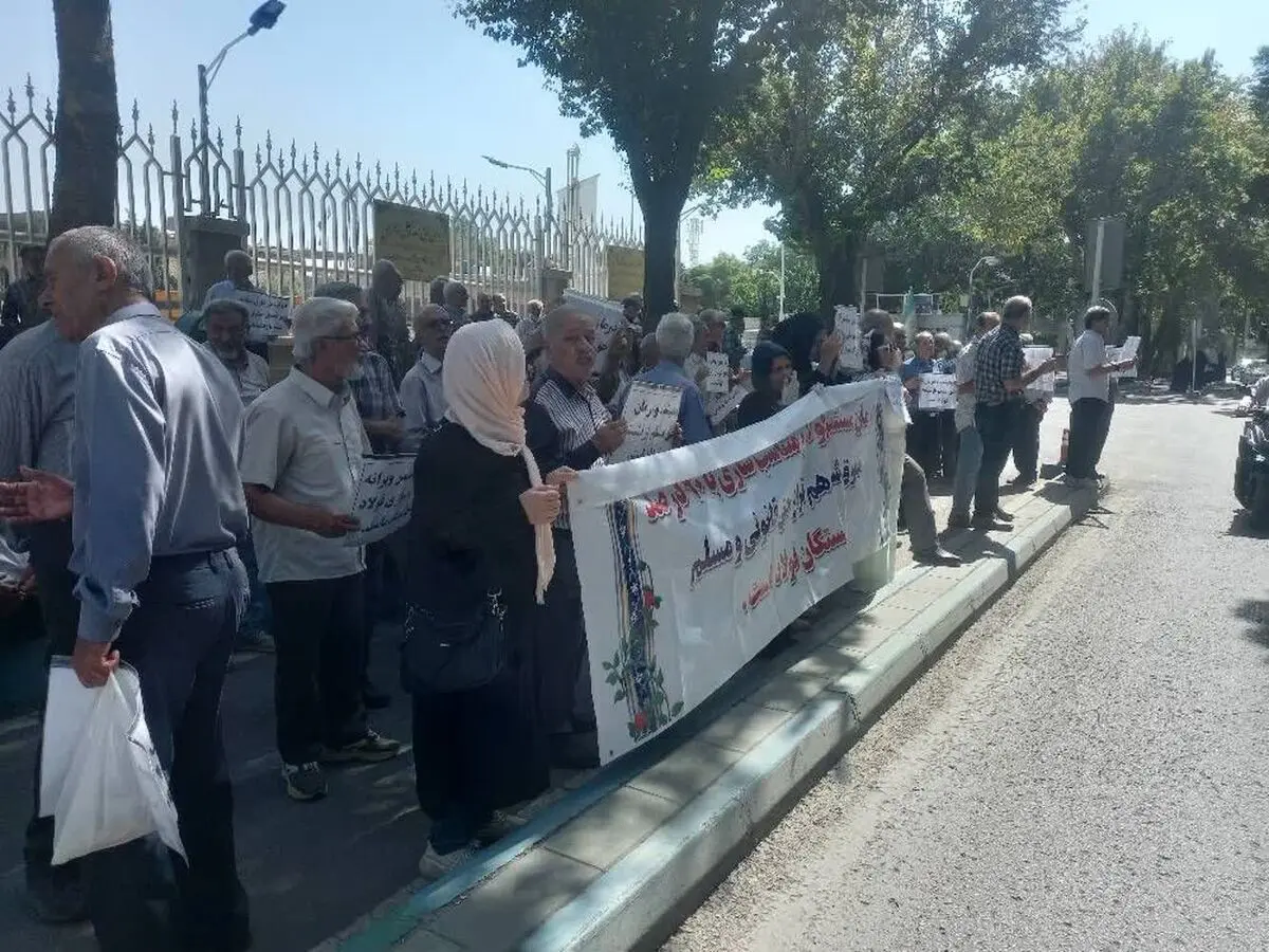 راهپیمایی بازنشستگان فولاد در شهر اصفهان/ به وضعیت بیمه‌های درمانی و متناسب‌سازی معترضیم