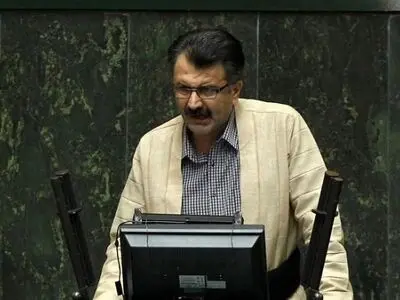 آقای پزشکیان از قیمت دلار ۸۲ هزار تومانی خبر دارید؟/ بالای ۳۰ درصد از حقوق کارگران شرکتی به جیب دلالان می‌رود