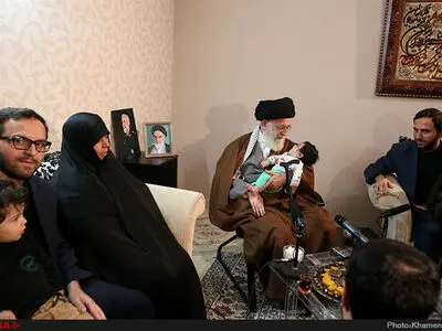 حضور رهبر انقلاب در منزل سردار شهید حسین همدانی