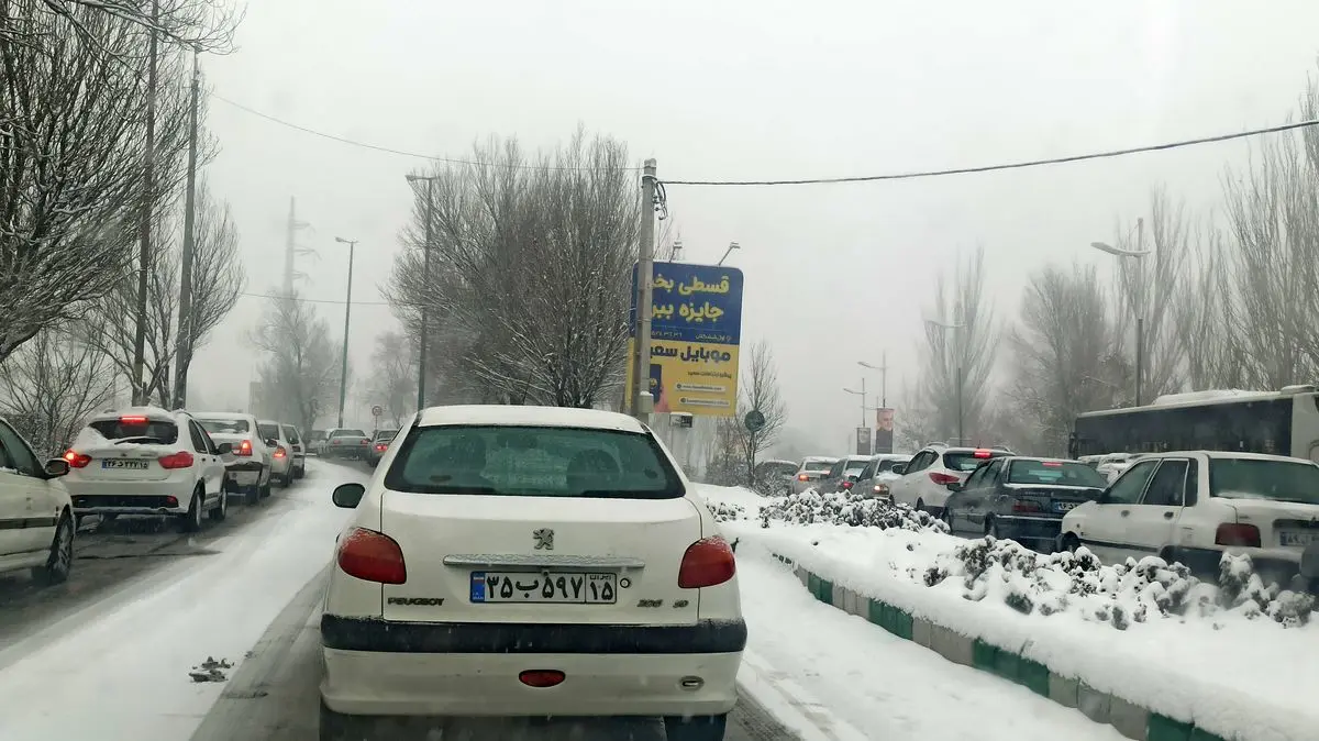 خیابان های تبریز به دلیل ترافیک روز برفی قفل شد