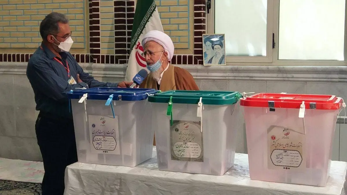 آیت الله جوادی آملی رای خود را به صندوق انداخت