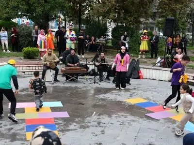 تلاش برای یادآوری بازی‌های دسته‌جمعی و شاد کودکانه