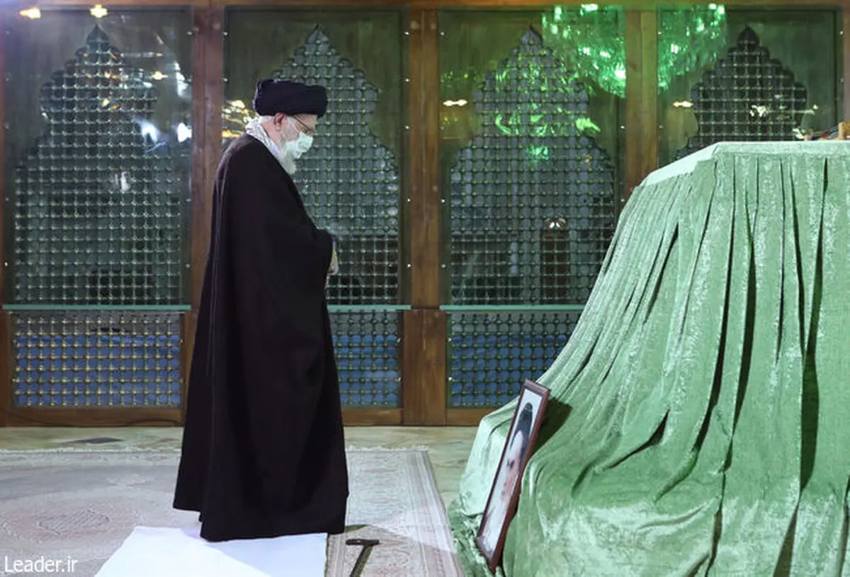 رهبر انقلاب اسلامی در مرقد امام خمینی(ره) و گلزار شهدا حضور یافتند