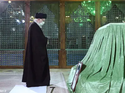 رهبر انقلاب اسلامی در مرقد امام خمینی(ره) و گلزار شهدا حضور یافتند