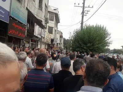 بازنشستگان رشت در مراجعه به کانون: قانون در رابطه با افزایش مستمری‌ها اجرا شود