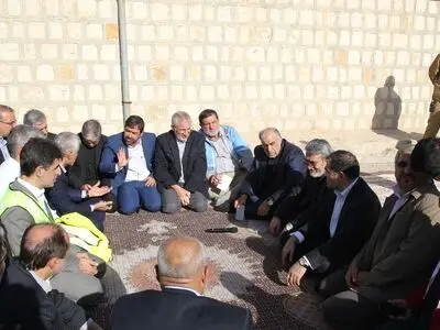 جلسه صحرایی ستاد مدیریت بحران با حضور مسئولان کشوری و لشگری در منطقه سرپل‌ذهاب + فیلم و عکس