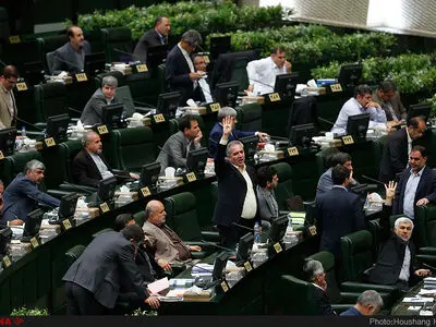  نظام بانکی از بخشنامه‌های بانک مرکزی تبعیت نمی‌کند/ خصوصی‌سازی‌ها واقعی نیست
