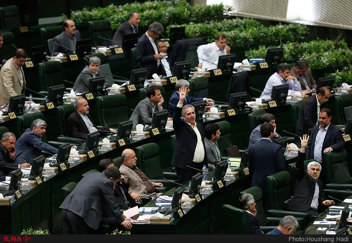  نظام بانکی از بخشنامه‌های بانک مرکزی تبعیت نمی‌کند/ خصوصی‌سازی‌ها واقعی نیست