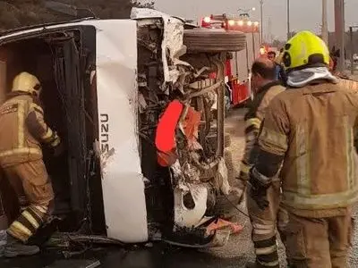 مینی‌بوس سرویس کارگران در تهران واژگون شد/ مصدومیت ۶ کارگر