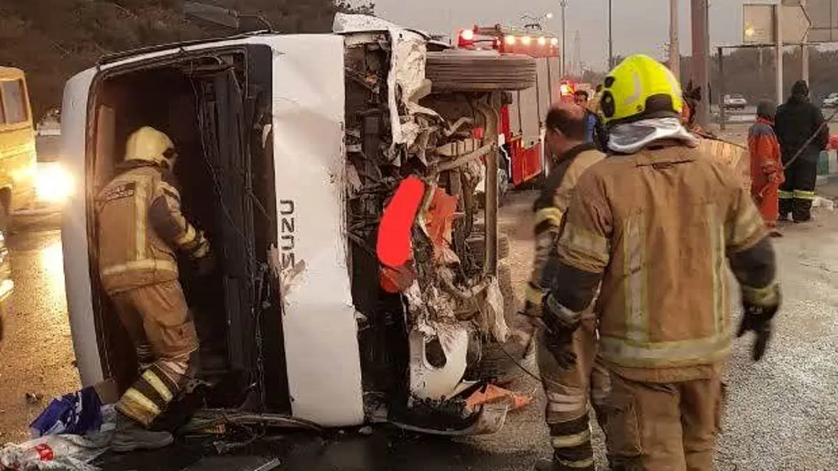 مینی‌بوس سرویس کارگران در تهران واژگون شد/ مصدومیت ۶ کارگر