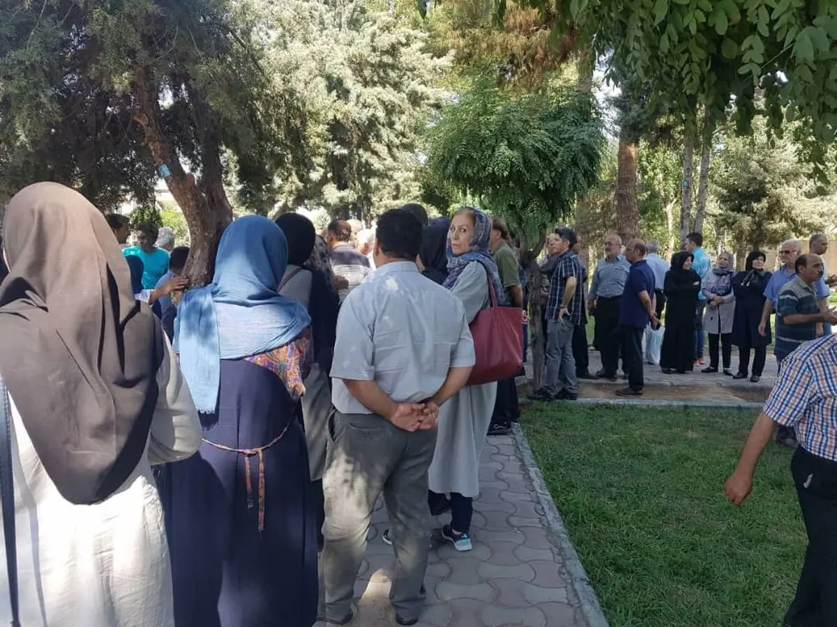 تجمع اعضای تعاونی مسکن کارگران برق تهران مقابل فرمانداری ساوجبلاغ/ اعتراض به نحوه اجرای ماده ۱۲ «قانون ایجاد شهرهای جدید»
