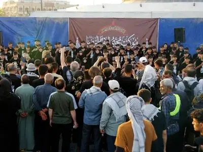 اجرای ۱۵۰ نفره سرود توسط نوجوانان ایرانی در حرم امام حسین(ع)