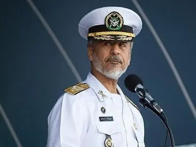 شاهد ساخت و بومی‌سازی ناوشکن‌ها و زیردریایی‌های مجهز به علم روز هستیم