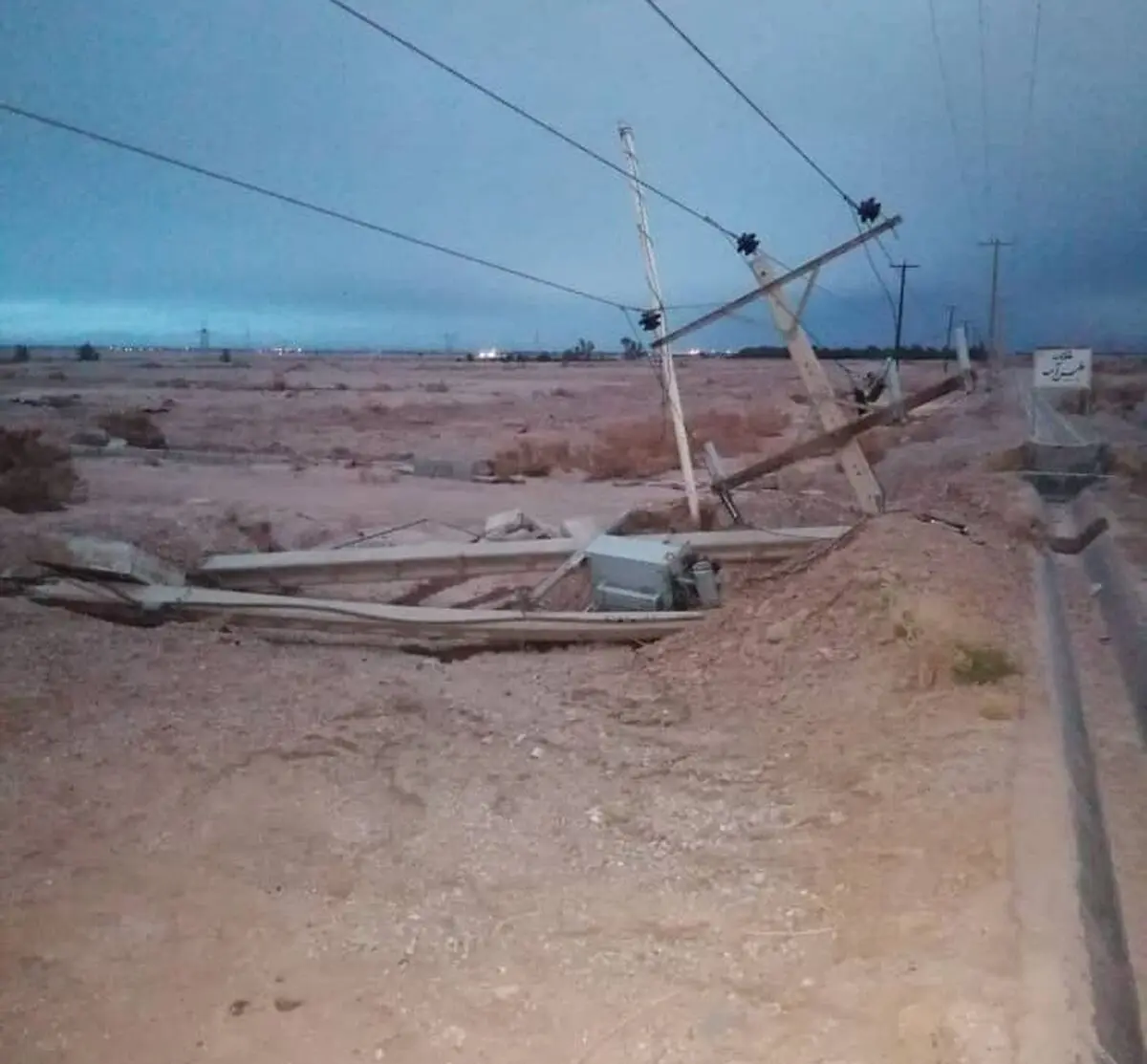 برق در ۳ روستای شهرستان طبس قطع است/ سقوط تیرهای برق بر اثر وزش باد شدید