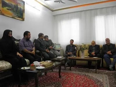 مدیرکل بهزیستی اصفهان با خانواده شهید غواص لسان در کاشان دیدار کرد 