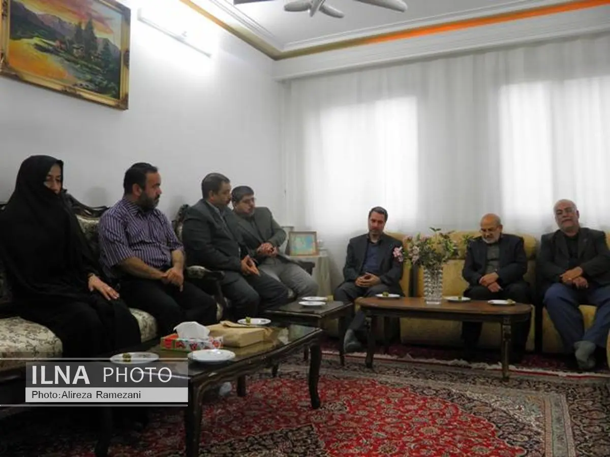 مدیرکل بهزیستی اصفهان با خانواده شهید غواص لسان در کاشان دیدار کرد 