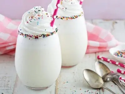 طرز تهیه میلک شیک وانیلی در منزل