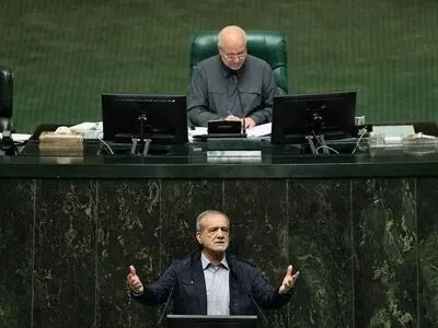 الرئيس بزشكيان: نجحنا في تجاوز كل العواصف التي فُرضت علينا بفعل الضغوط والحرب
