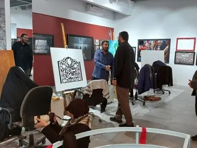بازدید رئیس حوزه هنری از کارگاه خلق اثر تجسمی «رهبر شهید»