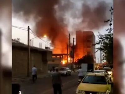 مصدومیت چهار آتش‌نشان در عملیات اطفاء حریق یک ساختمان 