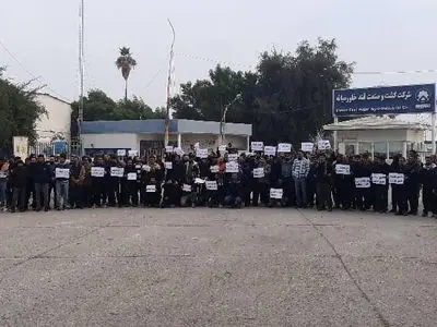 تداوم تجمع کارگران شرکت قند خاورمیانه شوش برای پنجمین روز متوالی