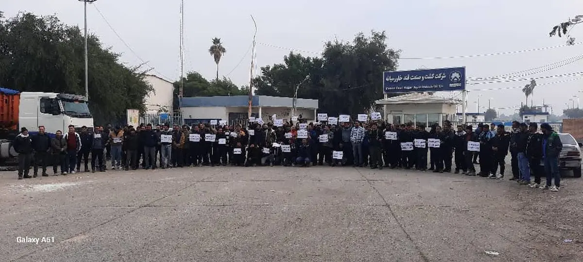 تداوم تجمع کارگران شرکت قند خاورمیانه شوش برای پنجمین روز متوالی