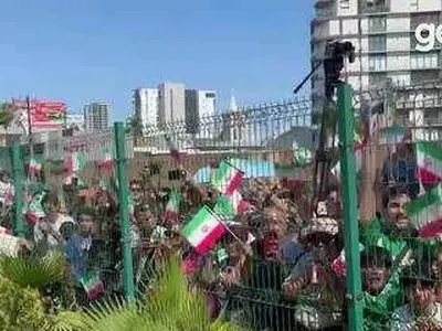 بدرقه ویژه هواداران مقابل هتل تیم ملی در مکزیک به سمت آمریکا